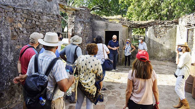 El Castillo Morató recibió visitantes locales con velada musical folclórica
